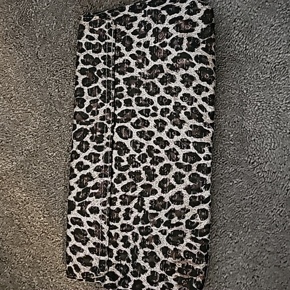 GUESS clutch bag. Animal print w/hearts on inside lining. - Picture 4 of 8